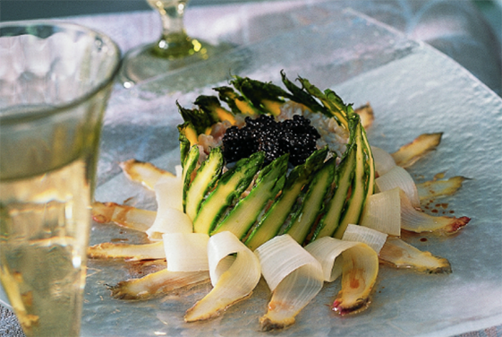 Plat gastronomique avec une très belle présentations, accompagné d'un verre de vin blanc