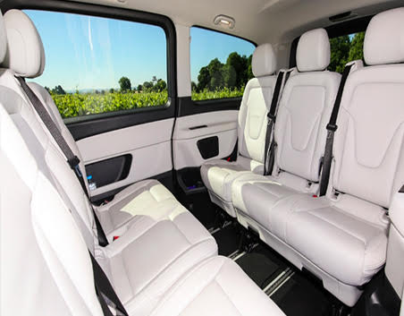 Interieur d'un minivan 8 place confortable et luxueux