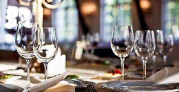 Une table dressée dans un restaurant étoilé.