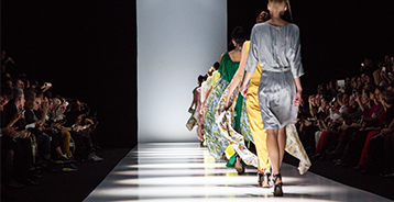 Le final d'un défilé de haute couture avec tous les mannequins qui se suivent sur le podium