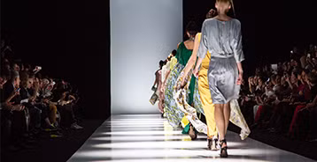 Le final d'un défilé de haute couture avec tous les mannequins qui se suivent sur le podium